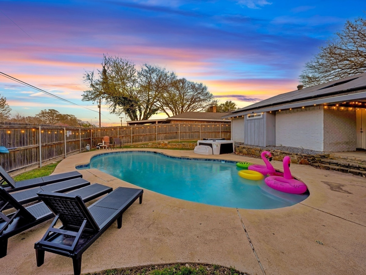 Pool and lounge chairs
